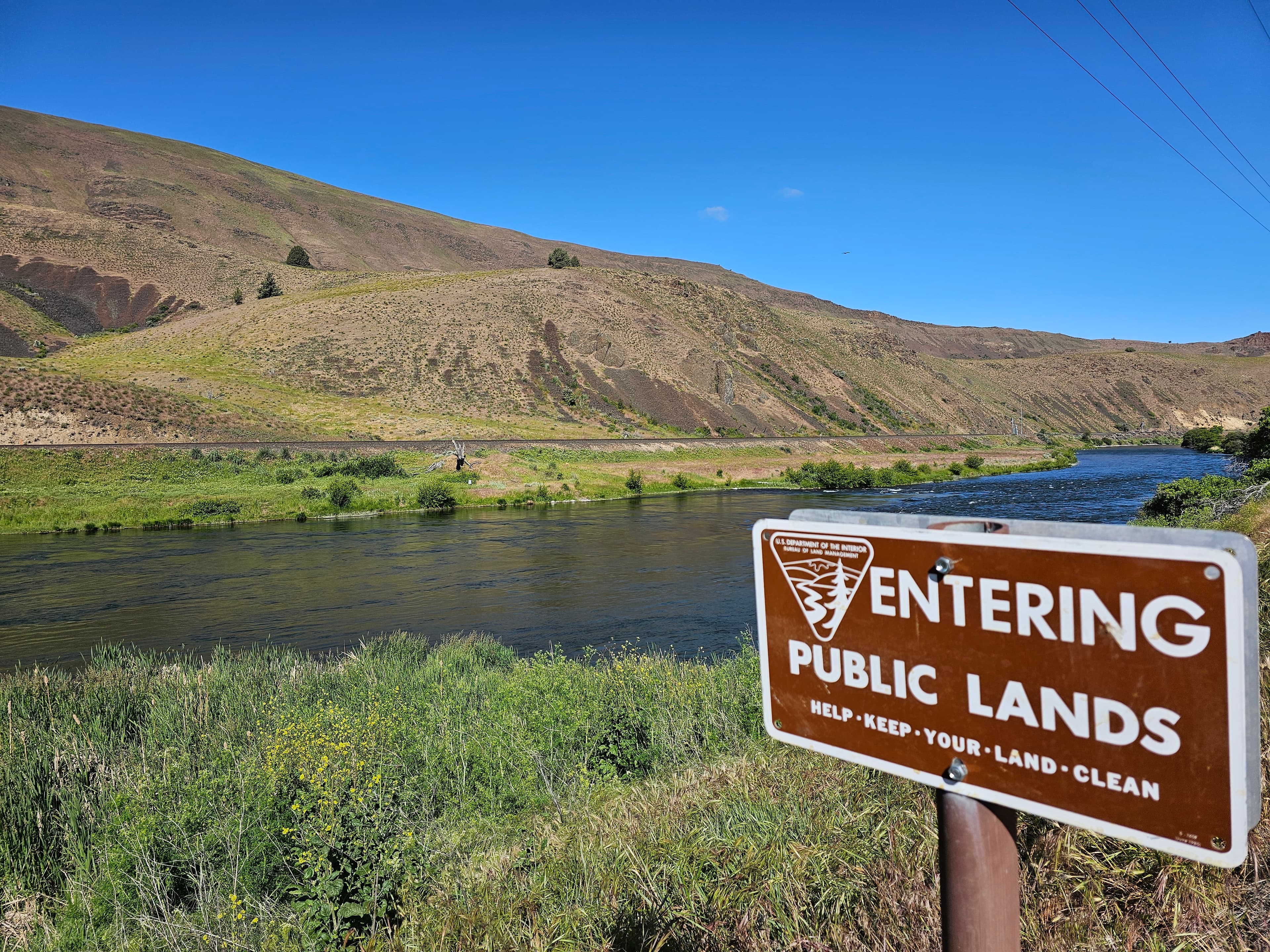 Sign marking the Public Lands Boundary along the Deschutes River Trail