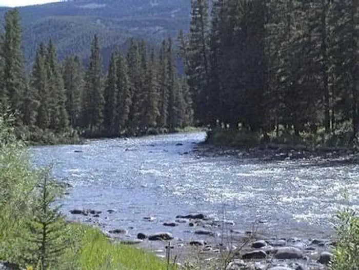 Gallatin river running in front of Red Cliff Campground