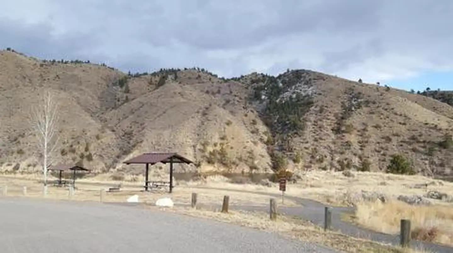 Walking path within Devil's Elbow Recreation site that links to Clark's Bay Day-Use Area