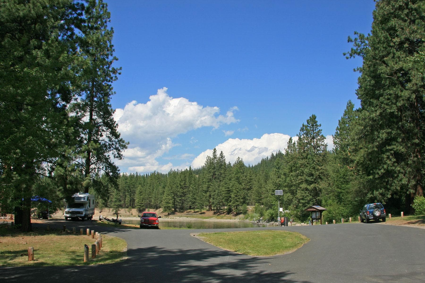 The standard campsites are clustered around the paved access road and boat launch.