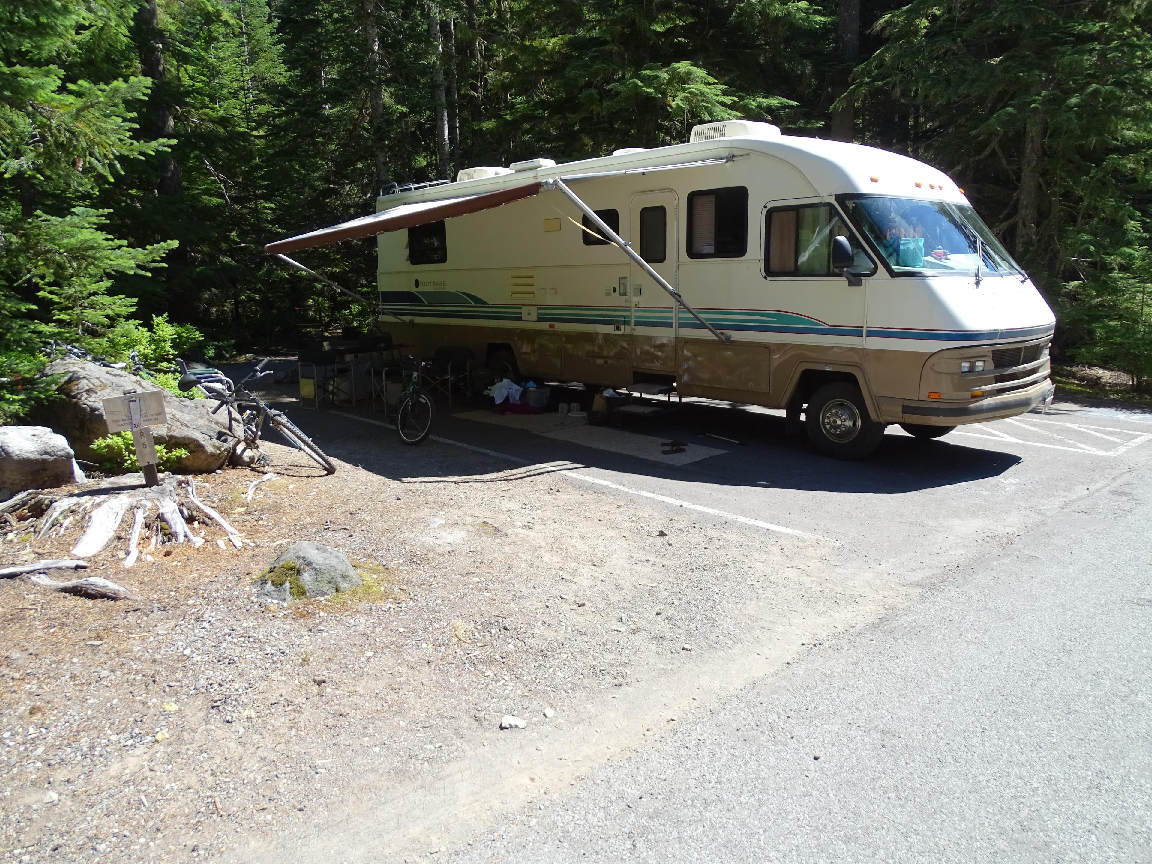 An example of an RV campsite at Cougar Rock