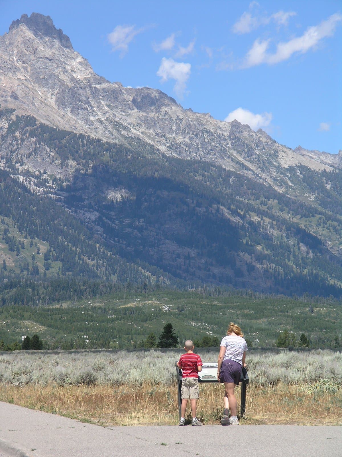 Visitors, Windy Point Turnout (fdae9cee-155d-451f-675b-a843d794331f)